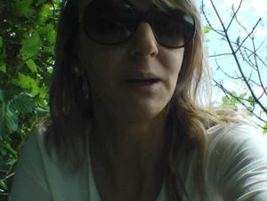 LissLonglegs Porno Video: pi**en mitten an der Autobahn!