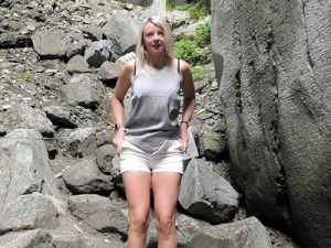 LissLonglegs Porno Video: pi*i mitten in der Schweizer Schlucht